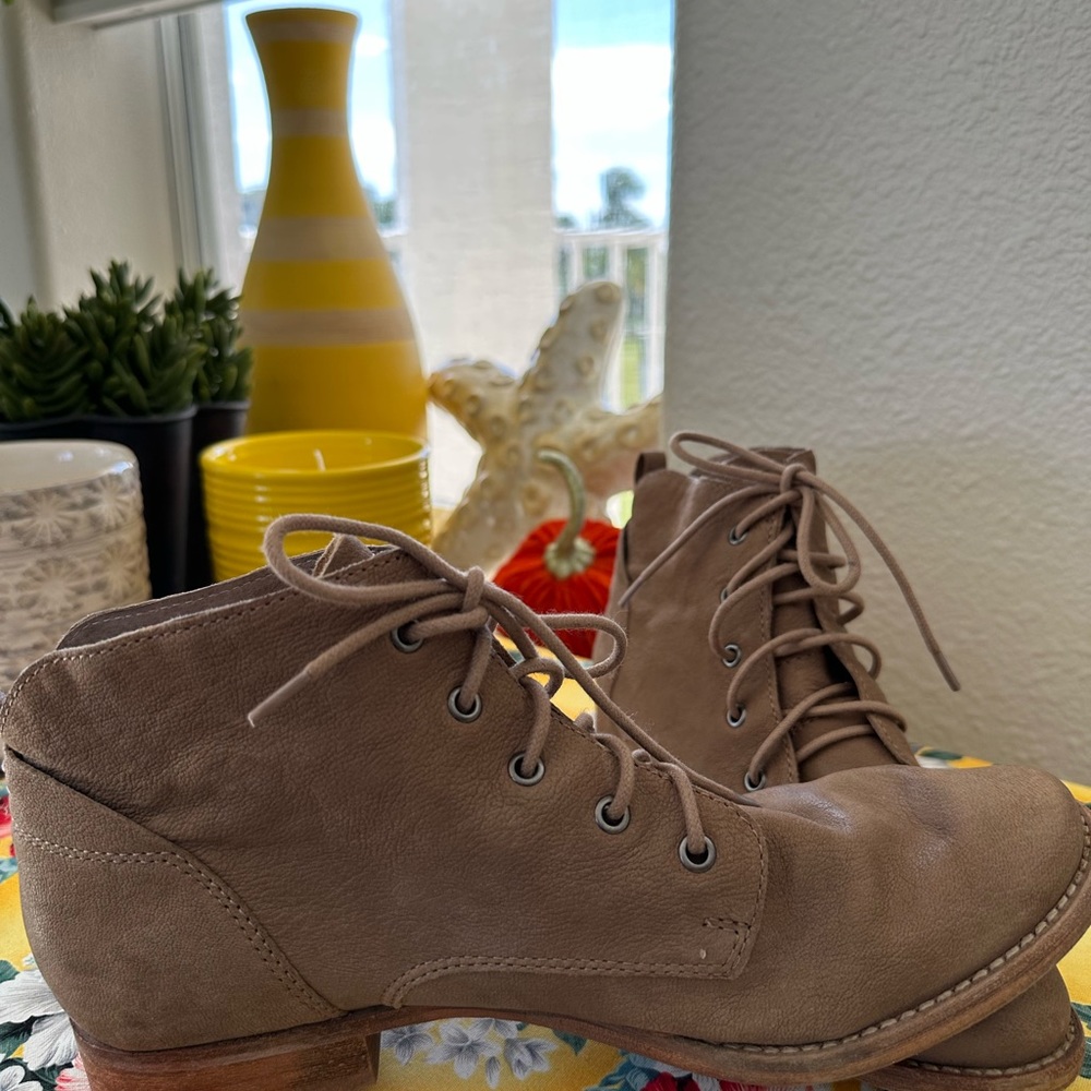 Sam Edelman mare putty, new buck, lace-up booty size 10